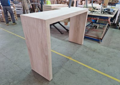 mesa alta de madera creada en la fábrica mobles albero